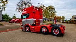 20251019-Tom-Holding-00166